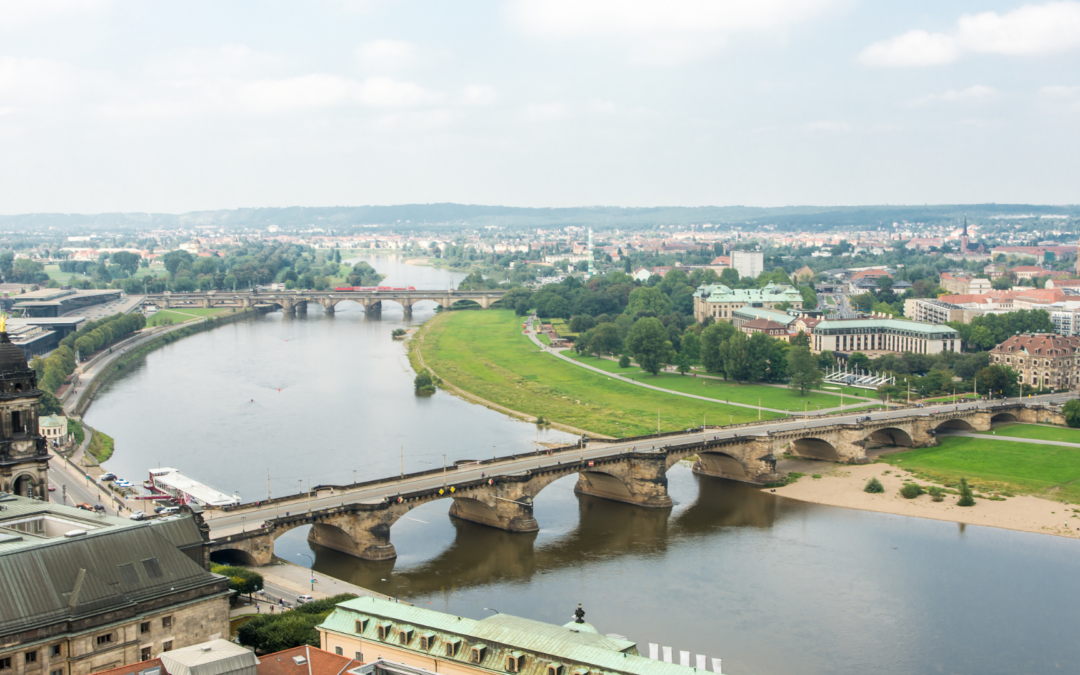 Restoring urban streams to improve the micro climate in cities