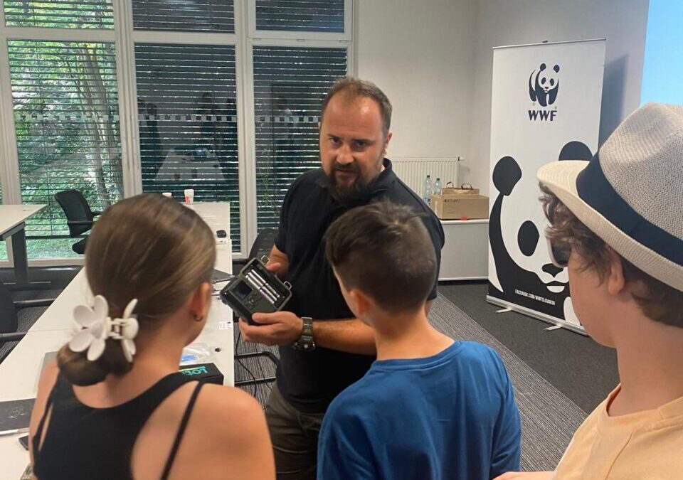 Discussion about lynx monitoring with young students at summer camp